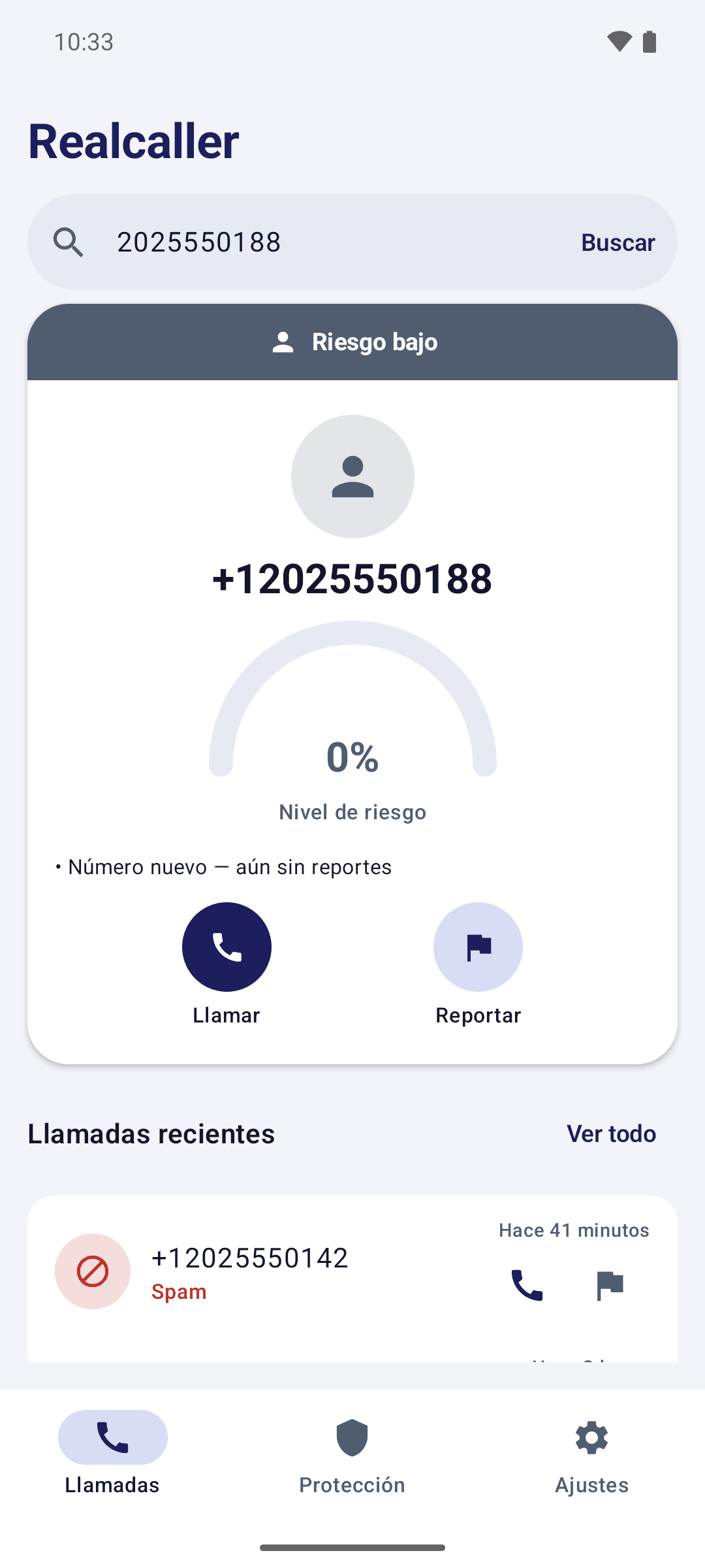 La búsqueda de Realcaller con un número ficticio sin reportes: “Riesgo bajo”, 0 % y la razón “Número nuevo, aún sin reportes”.