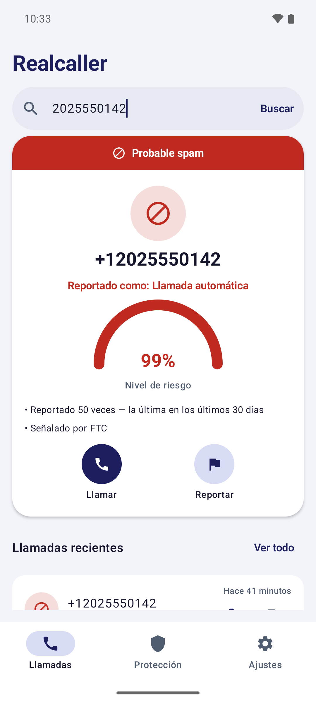 La búsqueda de números de Realcaller con un número ficticio: “Probable spam”, nivel de riesgo de 99 %, “Reportado como: Llamada automática” y dos motivos: reportado 50 veces en los últimos 30 días y señalado por la FTC.
